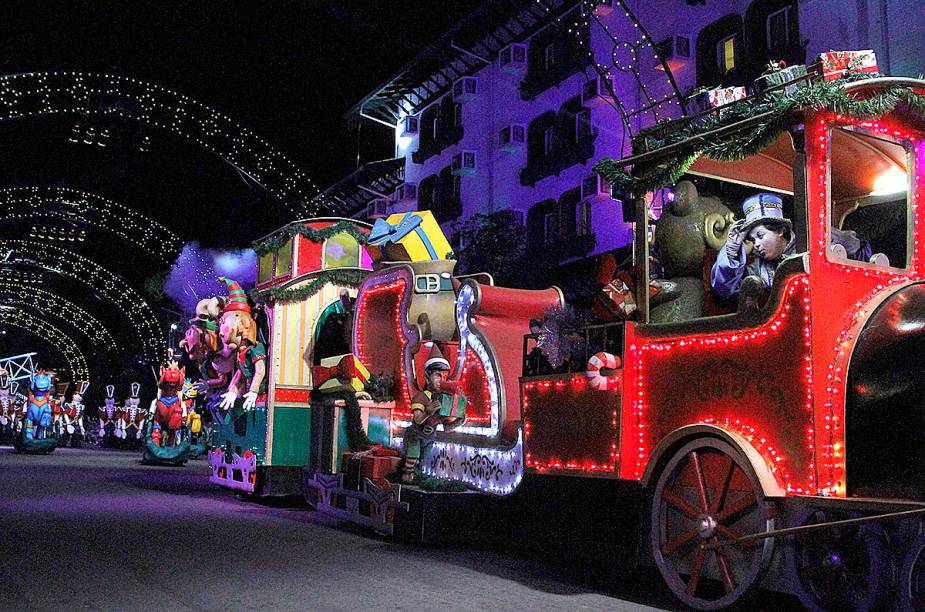 <strong><a href="https://viajeaqui.abril.com.br/cidades/br-rs-gramado" target="_blank" rel="noopener">Gramado (RS) </a></strong> O <a href="https://viajeaqui.abril.com.br/estabelecimentos/br-rs-gramado-atracao-natal-luz" target="_blank" rel="noopener">Natal Luz de Gramado</a>, evento mais famoso da regi&atilde;o, enche a cidade de luzes e gigantescas e coloridas &aacute;rvores com apetrechos natalinos. Junto &agrave; decora&ccedil;&atilde;o impec&aacute;vel ocorrem tamb&eacute;m shows e desfiles di&aacute;rios, dos quais alguns s&atilde;o gratuitos. A temporada vai do come&ccedil;o de novembro at&eacute; a terceira semana de janeiro <a href="https://www.booking.com/city/br/gramado-br.pt-br.html?aid=332455&label=viagemabril-natal" target="_blank" rel="noopener"><em>Veja hot&eacute;is em Gramado (RS) no Booking.com</em></a>