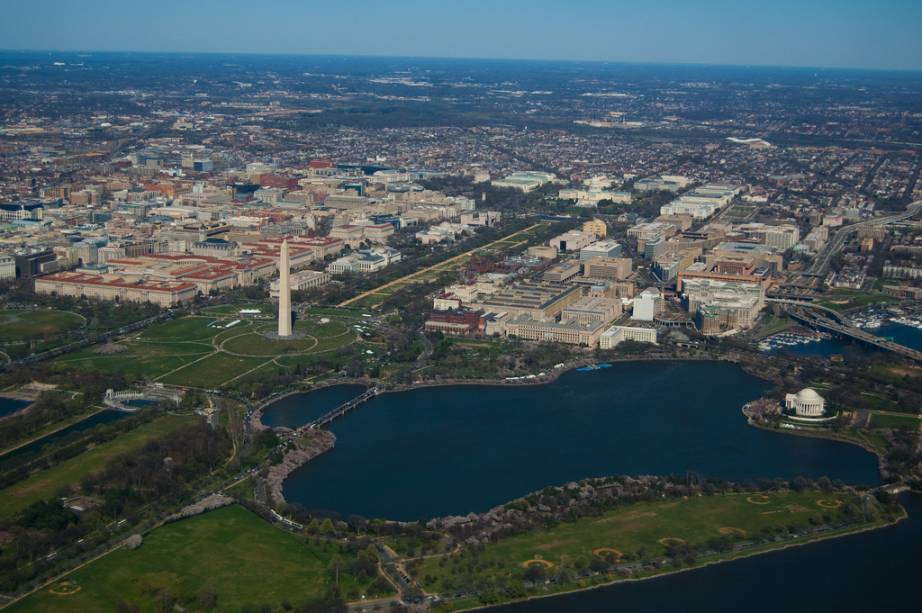 Vista aérea de Washington DC. O National Mall é o eixo de parques e monumentos entre o Capitólio e o Lincoln Memorial, com o obelisco em homenagem a Washington mais ou menos em seu centro. Em primeiro plano, o Tidal Basin, com o Jefferson Memorial às suas margens (à direita) Vista aérea de Washington DC. O National Mall é o eixo de parques e monumentos entre o Capitólio e o Lincoln Memorial, com o obelisco em homenagem a Washington mais ou menos em seu centro. Em primeiro plano, o Tidal Basin, com o Jefferson Memorial às suas margens (à direita)