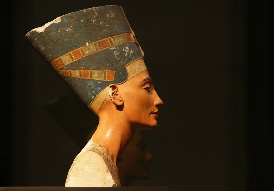O busto de Nefertiti está no Museu Egípcio de Berlim, dentro do edifício do Neues Musem O busto de Nefertiti está no Museu Egípcio de Berlim, dentro do edifício do Neues Musem