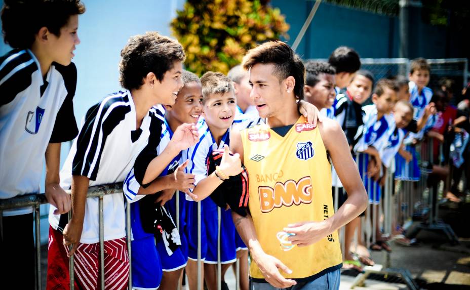 Jovens tiétam o craque do Santos no CT Rei Pelé