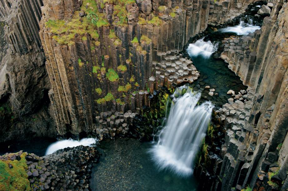 Em Litlanesfoss, Islândia, a cascata cruza na perpendicular um antigo fluxo de lava que formou colunas ao se resfriar Em Litlanesfoss, Islândia, a cascata cruza na perpendicular um antigo fluxo de lava que formou colunas ao se resfriar