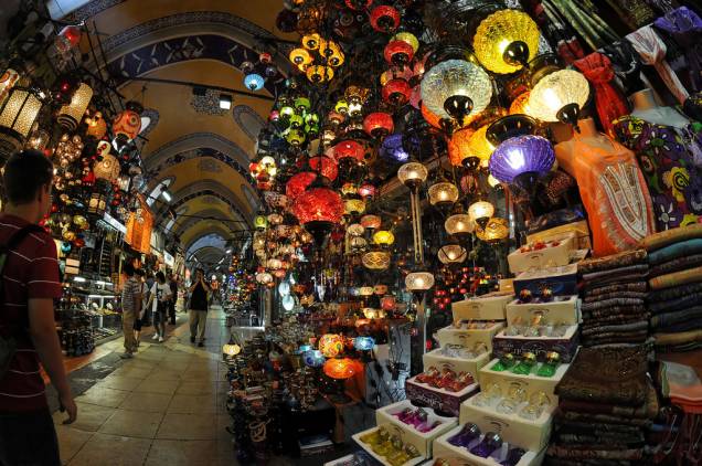 A mãe de todos os mercados. O Grande Bazar de Istambul, o Kapali Carsi, tem mais de três mil lojas, casas de chá, mesquitas, cafés e restaurantes, espalhados por mais de 300 mil metros quadrados A mãe de todos os mercados. O Grande Bazar de Istambul, o Kapali Carsi, tem mais de três mil lojas, casas de chá, mesquitas, cafés e restaurantes, espalhados por mais de 300 mil metros quadrados