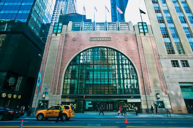 <a href="https://viajeaqui.abril.com.br/estabelecimentos/estados-unidos-nova-york-atracao-niketown-new-york" rel="Niketown " target="_blank"><strong>Niketown</strong> </a><em>(6E, 57th Street)</em>Reponha suas energias antes de explorar os cinco andares da gigantesca loja da Nike. Podem ser encontrados na loja artigos esportivos e roupas com um design mais casual, que levam a marca da casa <a href="https://viajeaqui.abril.com.br/estabelecimentos/estados-unidos-nova-york-atracao-niketown-new-york" rel="Niketown " target="_blank"><strong>Niketown</strong> </a><em>(6E, 57th Street)</em>Reponha suas energias antes de explorar os cinco andares da gigantesca loja da Nike. Podem ser encontrados na loja artigos esportivos e roupas com um design mais casual, que levam a marca da casa