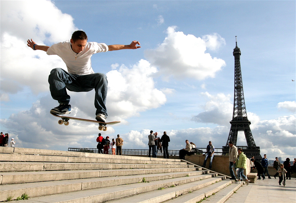 Skatista na Esplanada do Trocad&eacute;ro, em Paris, defronte &agrave; torre Eiffel