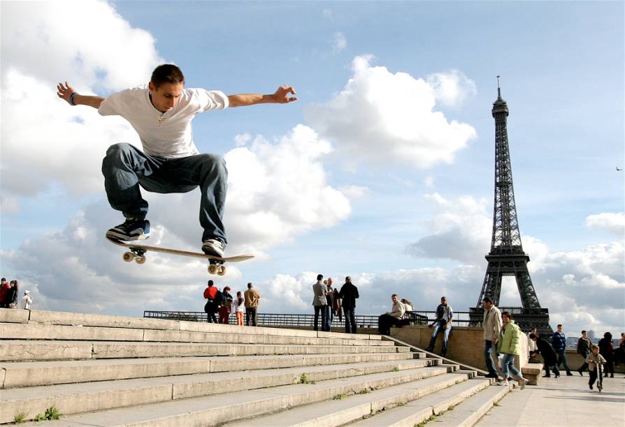 Skatista na Esplanada do Trocad&eacute;ro, em Paris, defronte &agrave; torre Eiffel