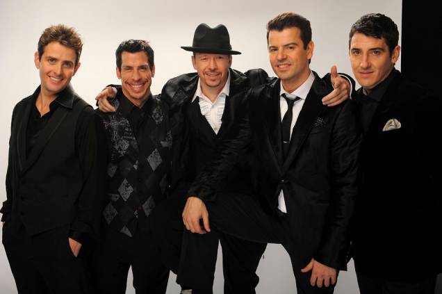 <strong>NEW KIDS ON THE BLOCK </strong><br /><br />Agora eles já não são mais <em>new kids</em> (estão na faixa dos 40), mas o quinteto que foi sucesso entre as décadas de 80 e 90 retomou a carreira e partiu em uma turnê que chega ao Brasil neste ano – e o público, que também cresceu, vai matar a saudade dos hits <span id="cke_bm_165S" style="display: none;"> </span><em>Be My Girl</em><span id="cke_bm_165E" style="display: none;"> </span>, <em>Please, Don´t Go Girl</em>, <span id="cke_bm_171S" style="display: none;"> </span><em>Step by Step</em><span id="cke_bm_171E" style="display: none;"> </span>, <em>I’ll Be Loving You (Forever)</em> e vários outr<span id="cke_bm_172E" style="display: none;"> </span>os com nostalgia.<span id="cke_bm_166E" style="display: none;"> </span>O show faz parte da turnê<em> New Kids on The Block: Live</em>, que segue desde 2008 com o lançamento do álbum <em>The Block</em>.<br /><strong>Onde e Quando:</strong> São Paulo, dia 17 de junho, no HSBC Brasil<strong>Quanto:</strong> valores ainda não divulgados <strong>NEW KIDS ON THE BLOCK </strong><br /><br />Agora eles já não são mais <em>new kids</em> (estão na faixa dos 40), mas o quinteto que foi sucesso entre as décadas de 80 e 90 retomou a carreira e partiu em uma turnê que chega ao Brasil neste ano – e o público, que também cresceu, vai matar a saudade dos hits <span id="cke_bm_165S" style="display: none;"> </span><em>Be My Girl</em><span id="cke_bm_165E" style="display: none;"> </span>, <em>Please, Don´t Go Girl</em>, <span id="cke_bm_171S" style="display: none;"> </span><em>Step by Step</em><span id="cke_bm_171E" style="display: none;"> </span>, <em>I’ll Be Loving You (Forever)</em> e vários outr<span id="cke_bm_172E" style="display: none;"> </span>os com nostalgia.<span id="cke_bm_166E" style="display: none;"> </span>O show faz parte da turnê<em> New Kids on The Block: Live</em>, que segue desde 2008 com o lançamento do álbum <em>The Block</em>.<br /><strong>Onde e Quando:</strong> São Paulo, dia 17 de junho, no HSBC Brasil<strong>Quanto:</strong> valores ainda não divulgados