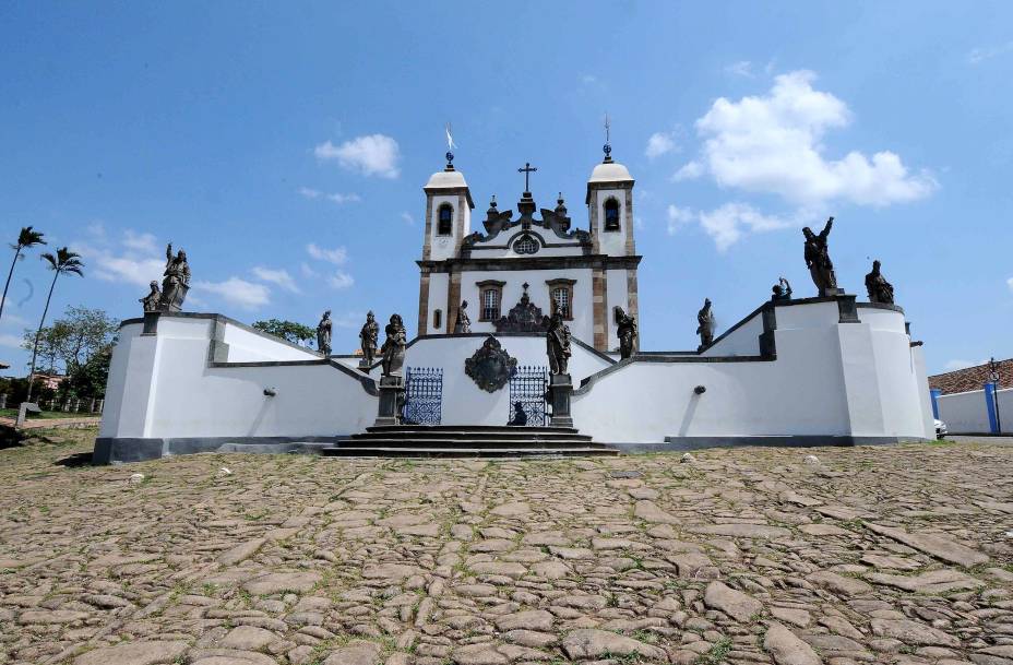 A cidade recebe turistas de várias partes do Brasil e do mundo para apreciar a grande obra do artista barroco Antônio Francisco Lisboa, mais conhecido como Aleijadinho. São 12 estátuas esculpidas em pedra sabão representando os apóstolos em tamanho real, dispostos na Basílica do Bom Jesus de Matosinhos, que fica no alto de uma colina.