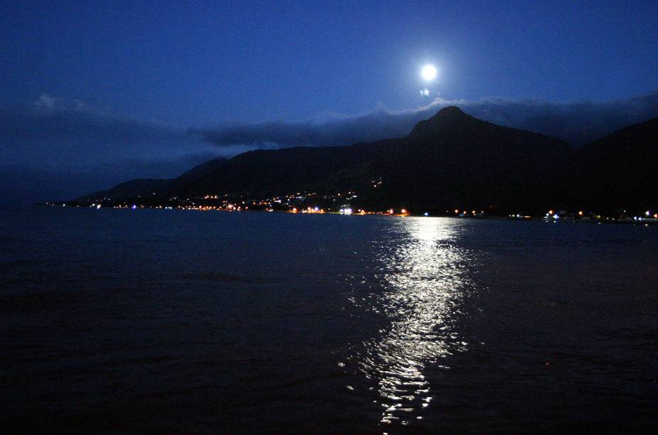 Noite de luar ilumina o canal entre Ilhabela e São Sebastião; provavelmente essa será a sua primeira impressão da cidade ao cruzar o canal de balsa na sexta à noite, para passar um fim de semana