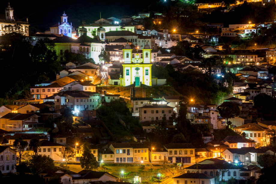 Restaurantes servem pratos da rica culinária mineira em panelas de pedra aquecidas no fogão à lenha e não pode faltar uma cachacinha após as refeições. Além de histórica, a cidade também é sede da Universidade Estadual de Ouro Preto e possui muitas repúblicas tradicionais de estudantes, que dão um ritmo frenético às ruas e bares. A Festa do 12, no feriado de 12 de outubro, recebe uma multidão de ex-alunos em busca de recordações do passado – uma espécie de carnaval fora de época