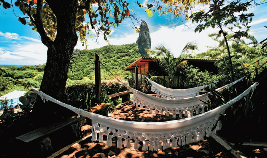 <strong><a href="https://viajeaqui.abril.com.br/cidades/br-pe-fernando-de-noronha" rel="FERNANDO DE NORONHA" target="_self">FERNANDO DE NORONHA</a></strong> Na <a href="https://viajeaqui.abril.com.br/estabelecimentos/br-pe-fernando-de-noronha-hospedagem-pousada-ze-maria" rel="Zé Maria" target="_blank"><strong>Zé Maria</strong></a>, o proprietário está sempre por perto. Pode ser que você coma no jantar o peixe que ele mesmo pescou. <strong>Arredores:</strong> fica ao pé do Morro do Pico, um dos postais de Noronha. A praia mais próxima, a 20 minutos de caminhada, é a da Conceição, que tem extensa faixa de areia e aquários naturais que se formam na maré baixa. <strong>Acomodações:</strong> os três bangalôs especiais são os maiores (cerca de 80 metros quadrados) e têm hidro, varanda e vista para o mar. Os outros 12 bangalôs são mais simples, com varanda voltada para a vegetação. Os menores são os três apartamentos, sem vista. <strong>Lazer e gastronomia: </strong>no restaurante é servido um verdadeiro banquete nas noites de quarta e sábado, quando vira centro social da ilha. Dá para provar 41 pratos diferentes, como uma deliciosa paella. Aqui a vista da piscina de borda infinita é para o Morro do Pico. Há ainda academia, butique e loja de conveniência. <strong>Lua de mel: </strong>quem está em lua de mel recebe cesta de frutas com garrafa de espumante e chocolates quando chega à pousada. <strong><a href="https://viajeaqui.abril.com.br/cidades/br-pe-fernando-de-noronha" rel="FERNANDO DE NORONHA" target="_self">FERNANDO DE NORONHA</a></strong> Na <a href="https://viajeaqui.abril.com.br/estabelecimentos/br-pe-fernando-de-noronha-hospedagem-pousada-ze-maria" rel="Zé Maria" target="_blank"><strong>Zé Maria</strong></a>, o proprietário está sempre por perto. Pode ser que você coma no jantar o peixe que ele mesmo pescou. <strong>Arredores:</strong> fica ao pé do Morro do Pico, um dos postais de Noronha. A praia mais próxima, a 20 minutos de caminhada, é a da Conceição, que tem extensa faixa de areia e aquários naturais que se formam na maré baixa. <strong>Acomodações:</strong> os três bangalôs especiais são os maiores (cerca de 80 metros quadrados) e têm hidro, varanda e vista para o mar. Os outros 12 bangalôs são mais simples, com varanda voltada para a vegetação. Os menores são os três apartamentos, sem vista. <strong>Lazer e gastronomia: </strong>no restaurante é servido um verdadeiro banquete nas noites de quarta e sábado, quando vira centro social da ilha. Dá para provar 41 pratos diferentes, como uma deliciosa paella. Aqui a vista da piscina de borda infinita é para o Morro do Pico. Há ainda academia, butique e loja de conveniência. <strong>Lua de mel: </strong>quem está em lua de mel recebe cesta de frutas com garrafa de espumante e chocolates quando chega à pousada.