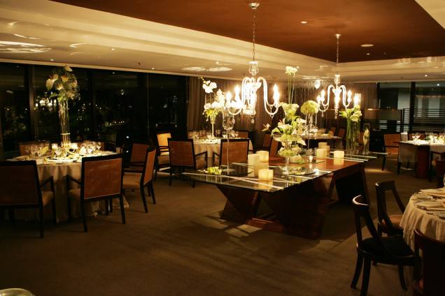 <a href="https://viajeaqui.abril.com.br/estabelecimentos/br-ce-fortaleza-restaurante-nostradamus-hotel-gran-marquise" rel="Nostradamus"><strong>Nostradamus </strong></a>(em Mucuripe)<br /> <br /> Dentro do melhor hotel da cidade, o Gran Marquise, o restaurante Nostradamus tem um ambiente refinado, com iluminação a velas e vista para o mar. Estrelado pelo GUIA QUATRO RODAS, tem cozinha variada, que adota ingredientes regionais, em receitas como a cauda de lagosta acompanhada de arroz piemontês e os camarões com uvas verdes <a href="https://viajeaqui.abril.com.br/estabelecimentos/br-ce-fortaleza-restaurante-nostradamus-hotel-gran-marquise" rel="Nostradamus"><strong>Nostradamus </strong></a>(em Mucuripe)<br /> <br /> Dentro do melhor hotel da cidade, o Gran Marquise, o restaurante Nostradamus tem um ambiente refinado, com iluminação a velas e vista para o mar. Estrelado pelo GUIA QUATRO RODAS, tem cozinha variada, que adota ingredientes regionais, em receitas como a cauda de lagosta acompanhada de arroz piemontês e os camarões com uvas verdes