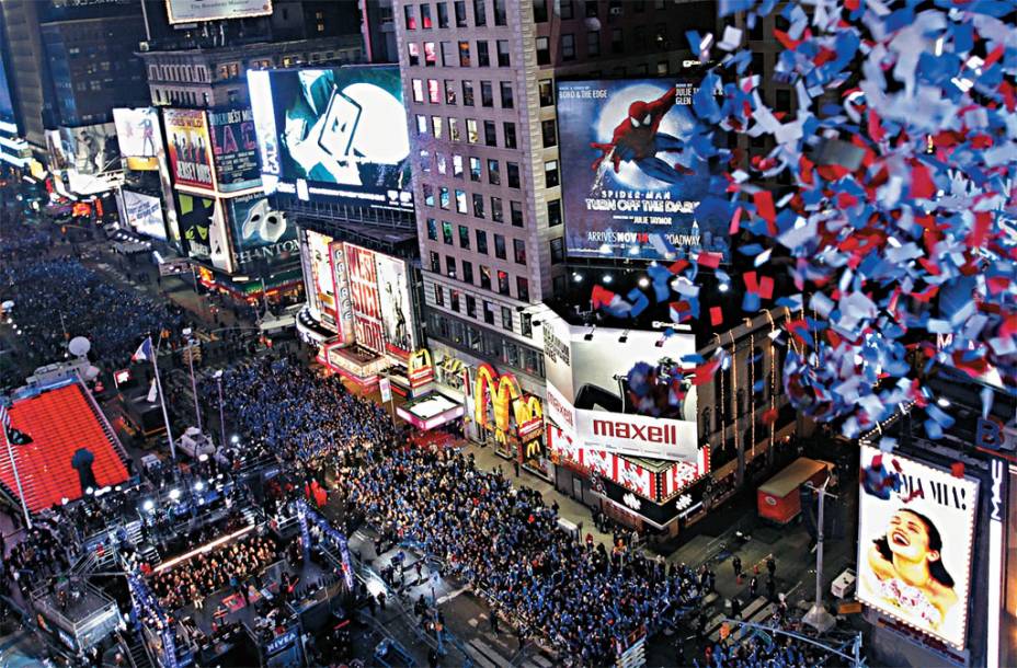 <a href="https://www.nycmarathon.org" rel="Maratona de Nova York" target="_blank"><strong>Maratona de Nova York</strong></a> <strong>– 4 de novembro de 2012 – <a href="https://viajeaqui.abril.com.br/cidades/estados-unidos-nova-york" rel="Nova York" target="_blank">Nova York</a>, NY</strong><br /> <br /> <br /> No ano passado, 47 mil pessoas correram a <strong>Maratona de Nova York</strong>. Ela é uma das mais procuradas por atletas profissionais e amadores e recebe muitos estrangeiros todos os anos. A corrida começa na Ilha Staten, passa pelo Brooklin em direção ao Queens, seguido por Manhattan, Bronx, Manhattan novamente e terminando no Central Park. Se há uma boa maneira de conhecer Nova York, mesmo que rápido, a maratona proporciona um roteiro perfeito para seus participantes. Depois da prova, aproveite para fazer compras e conhecer – sem correr – os principais pontos turísticos da cidade, como o <a href="https://viajeaqui.abril.com.br/estabelecimentos/estados-unidos-nova-york-atracao-central-park" rel="Central Park" target="_blank">Central Park</a>, <a href="https://viajeaqui.abril.com.br/estabelecimentos/estados-unidos-nova-york-atracao-estatua-da-liberdade-e-ellis-island" rel="Estátua da Liberdade" target="_blank">Estátua da Liberdade</a> e <a href="https://viajeaqui.abril.com.br/estabelecimentos/estados-unidos-nova-york-atracao-empire-state-building" rel="Empire State Building" target="_blank">Empire State Building</a>. Os museus de lá também são imperdíveis para os adeptos da boa cultura: <a href="https://viajeaqui.abril.com.br/estabelecimentos/estados-unidos-nova-york-atracao-moma-museum-of-modern-art" rel="MoMA" target="_blank">MoMA</a>, o museu de arte moderna, e o <a href="https://viajeaqui.abril.com.br/estabelecimentos/estados-unidos-nova-york-atracao-metropolitan-museum-of-art" rel="Metropolitan" target="_blank">Metropolitan</a>, museu de arte, são dois dos mais famosos. Conheça mais <a href="https://viajeaqui.abril.com.br/cidades/estados-unidos-nova-york/o-que-fazer" rel="o que fazer em Nova York, segundo o viajeaqui" target="_blank">atrações em Nova York</a>. Hotéis para todos os gostos – e bolsos – estão espalhados por toda a cidade e seus subúrbios. Hotéis mais perto do coração da cidade são mais caros, porém evitam gastos com táxis ou outros tipos de transporte. <a href="https://viajeaqui.abril.com.br/materias/48-horas-em-nova-york-para-iniciantes" rel="Conheça nosso roteiro de 48 Horas em Nova York para iniciantes." target="_blank">Conheça nosso roteiro de 48 Horas em Nova York para iniciantes.</a> Acesse o <a href="https://www.nycmarathon.org" rel="site da Maratona de Nova York" target="_blank">site da Maratona de Nova York</a> para obter informações sobre a inscrição e outros detalhes da corrida. <a href="https://www.nycmarathon.org" rel="Maratona de Nova York" target="_blank"><strong>Maratona de Nova York</strong></a> <strong>– 4 de novembro de 2012 – <a href="https://viajeaqui.abril.com.br/cidades/estados-unidos-nova-york" rel="Nova York" target="_blank">Nova York</a>, NY</strong><br /> <br /> <br /> No ano passado, 47 mil pessoas correram a <strong>Maratona de Nova York</strong>. Ela é uma das mais procuradas por atletas profissionais e amadores e recebe muitos estrangeiros todos os anos. A corrida começa na Ilha Staten, passa pelo Brooklin em direção ao Queens, seguido por Manhattan, Bronx, Manhattan novamente e terminando no Central Park. Se há uma boa maneira de conhecer Nova York, mesmo que rápido, a maratona proporciona um roteiro perfeito para seus participantes. Depois da prova, aproveite para fazer compras e conhecer – sem correr – os principais pontos turísticos da cidade, como o <a href="https://viajeaqui.abril.com.br/estabelecimentos/estados-unidos-nova-york-atracao-central-park" rel="Central Park" target="_blank">Central Park</a>, <a href="https://viajeaqui.abril.com.br/estabelecimentos/estados-unidos-nova-york-atracao-estatua-da-liberdade-e-ellis-island" rel="Estátua da Liberdade" target="_blank">Estátua da Liberdade</a> e <a href="https://viajeaqui.abril.com.br/estabelecimentos/estados-unidos-nova-york-atracao-empire-state-building" rel="Empire State Building" target="_blank">Empire State Building</a>. Os museus de lá também são imperdíveis para os adeptos da boa cultura: <a href="https://viajeaqui.abril.com.br/estabelecimentos/estados-unidos-nova-york-atracao-moma-museum-of-modern-art" rel="MoMA" target="_blank">MoMA</a>, o museu de arte moderna, e o <a href="https://viajeaqui.abril.com.br/estabelecimentos/estados-unidos-nova-york-atracao-metropolitan-museum-of-art" rel="Metropolitan" target="_blank">Metropolitan</a>, museu de arte, são dois dos mais famosos. Conheça mais <a href="https://viajeaqui.abril.com.br/cidades/estados-unidos-nova-york/o-que-fazer" rel="o que fazer em Nova York, segundo o viajeaqui" target="_blank">atrações em Nova York</a>. Hotéis para todos os gostos – e bolsos – estão espalhados por toda a cidade e seus subúrbios. Hotéis mais perto do coração da cidade são mais caros, porém evitam gastos com táxis ou outros tipos de transporte. <a href="https://viajeaqui.abril.com.br/materias/48-horas-em-nova-york-para-iniciantes" rel="Conheça nosso roteiro de 48 Horas em Nova York para iniciantes." target="_blank">Conheça nosso roteiro de 48 Horas em Nova York para iniciantes.</a> Acesse o <a href="https://www.nycmarathon.org" rel="site da Maratona de Nova York" target="_blank">site da Maratona de Nova York</a> para obter informações sobre a inscrição e outros detalhes da corrida.