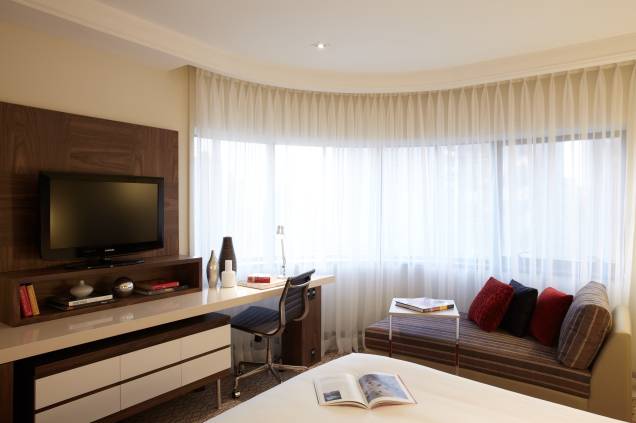 Quartos da categoria Deluxe do Renaissance São Paulo têm cortinas de comando automático Quartos da categoria Deluxe do Renaissance São Paulo têm cortinas de comando automático