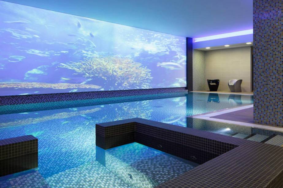 <strong>Novotel Parque Ol&iacute;mpico, no Rio de Janeiro (RJ)</strong>            Situado na Avenida Embaixador Abelardo Bueno, na zona da Tijuca, o Novotel Parque Ol&iacute;mpico tem 149 quartos e 8 salas de reuni&otilde;es para semin&aacute;rios e confer&ecirc;ncias, al&eacute;m de bar, centro de fitness, sauna h&uacute;mida, piscina e estacionamento. Perto do centro de conven&ccedil;&otilde;es Riocentro e a 7 km da praia da Barra, &eacute; uma boa op&ccedil;&atilde;o tanto para viagens a neg&oacute;cios ou lazer.