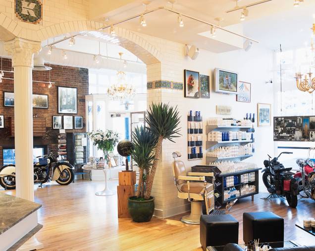 <a href="https://viajeaqui.abril.com.br/estabelecimentos/estados-unidos-nova-york-atracao-kiehl-s" rel="Kiehl’s" target="_blank"><strong>Kiehl’s</strong></a> <em>(109, 3rd Avenue East e West Village)</em> O que antes era uma farmácia é hoje uma mega loja especializada em cosméticos. São 164 anos de existência e uma decoração característica que mantém o estilo botica do século XIX junto com motocicletas, que eram uma paixão de um dos fundadores da marca, Aaron Morse <a href="https://viajeaqui.abril.com.br/estabelecimentos/estados-unidos-nova-york-atracao-kiehl-s" rel="Kiehl’s" target="_blank"><strong>Kiehl’s</strong></a> <em>(109, 3rd Avenue East e West Village)</em> O que antes era uma farmácia é hoje uma mega loja especializada em cosméticos. São 164 anos de existência e uma decoração característica que mantém o estilo botica do século XIX junto com motocicletas, que eram uma paixão de um dos fundadores da marca, Aaron Morse