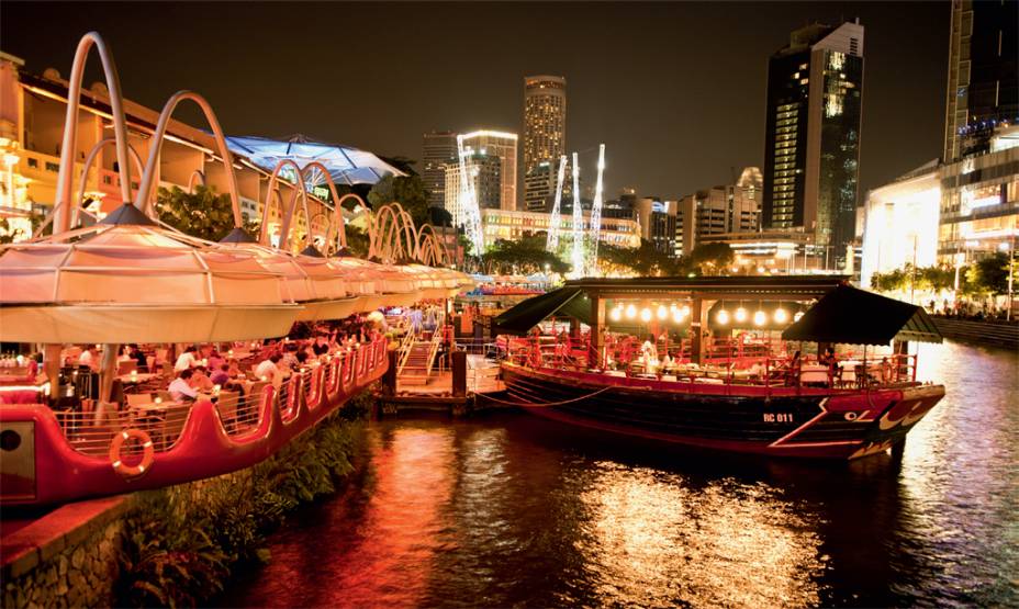 O beira-rio animado de Clarque Quay