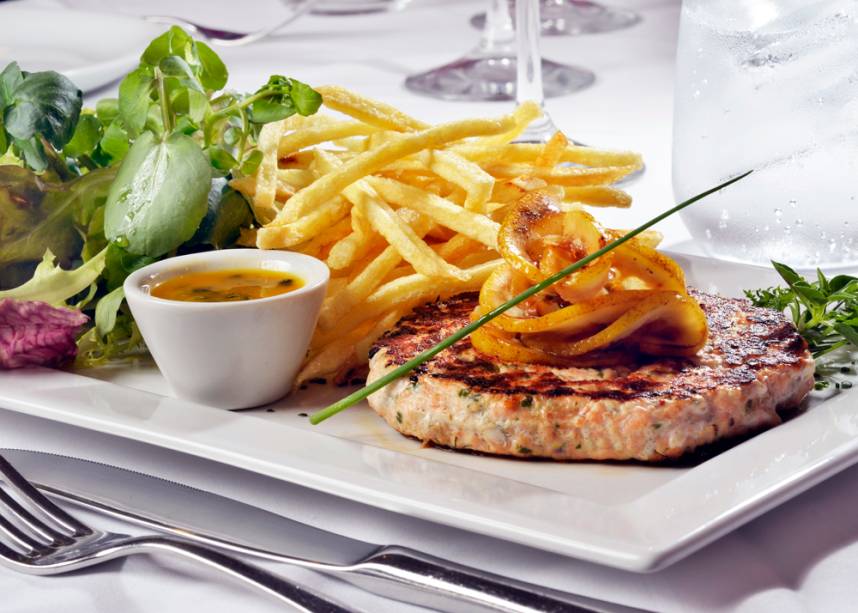 <a href="https://viajeaqui.abril.com.br/estabelecimentos/br-sp-sao-paulo-restaurante-o-pote-do-rei" rel="O Pote do Rei">O Pote do Rei</a>, em Pinheiros: o hambúrguer do rei compõe-se de tartare de salmão, alcaparras, ervas frescas, salada e redução de maracujá, acompanhado de fritas <a href="https://viajeaqui.abril.com.br/estabelecimentos/br-sp-sao-paulo-restaurante-o-pote-do-rei" rel="O Pote do Rei">O Pote do Rei</a>, em Pinheiros: o hambúrguer do rei compõe-se de tartare de salmão, alcaparras, ervas frescas, salada e redução de maracujá, acompanhado de fritas