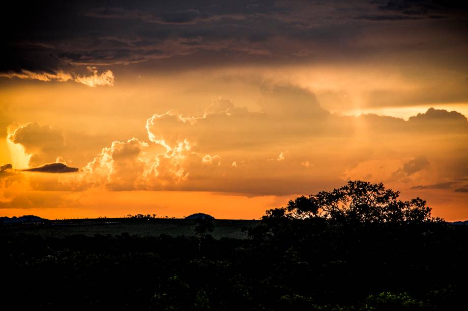 <a href="https://viajeaqui.abril.com.br/cidades/br-go-chapada-dos-veadeiros" rel="Chapada dos Veadeiros" target="_blank"><strong>Chapada dos Veadeiros</strong></a>    Céu laranja no atardecer da Chapada dos Veadeiros