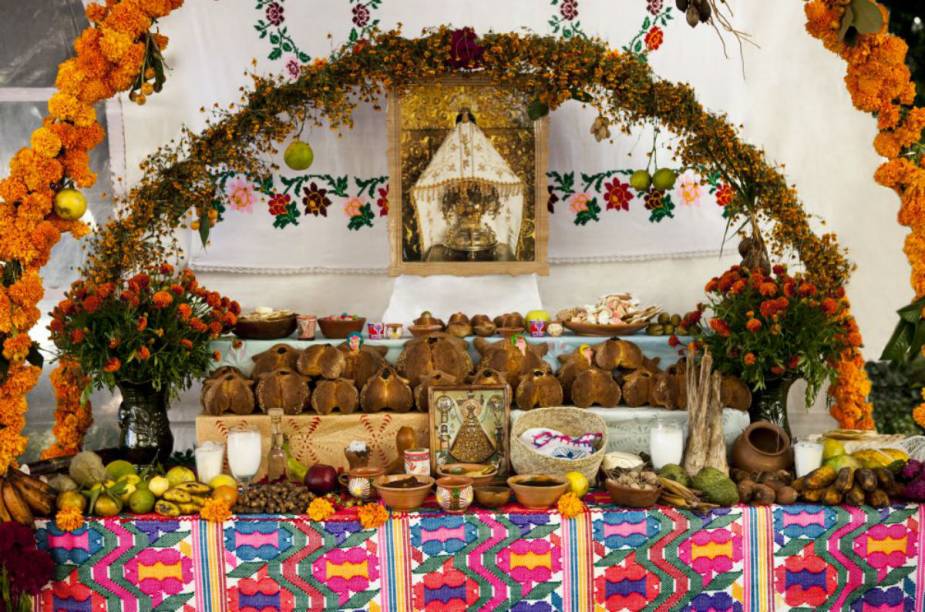 <strong>San Andrés de Mixquic</strong>    Ao sul da Cidade do México, aqui as portas dos cemitérios se abrem para os familiares. Eles levam flores, comida, bebida e cantam para os mortos. À noite, a música continua a luz de centenas de velas que iluminam os estreitos corredores entre mausoléus que se convertem em testemunhas da festa mexicana.