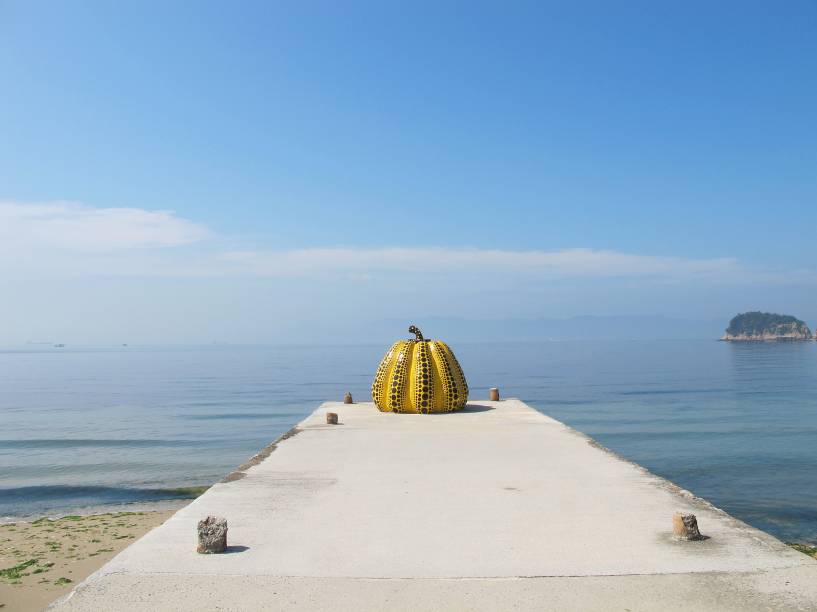 A "Abóbora Amarela", de Yayoi Kusama, é uma das obras de arte mais famosas da ilha de Naoshima, no Japão