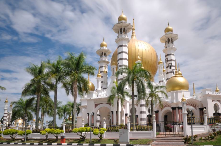 Inaugurada em 1917, a mesquita Obudiah (ou Ubudiah) teve sua constru&ccedil;&atilde;o interrompida diversas vezes, uma delas porque dois elefantes estavam brigando na regi&atilde;o e destru&iacute;ram azulejos italianos de m&aacute;rmore. Ela conta com quatro minaretes e uma c&uacute;pula majestosa que causam impacto em quem v&ecirc; a mesquita de longe e de perto.