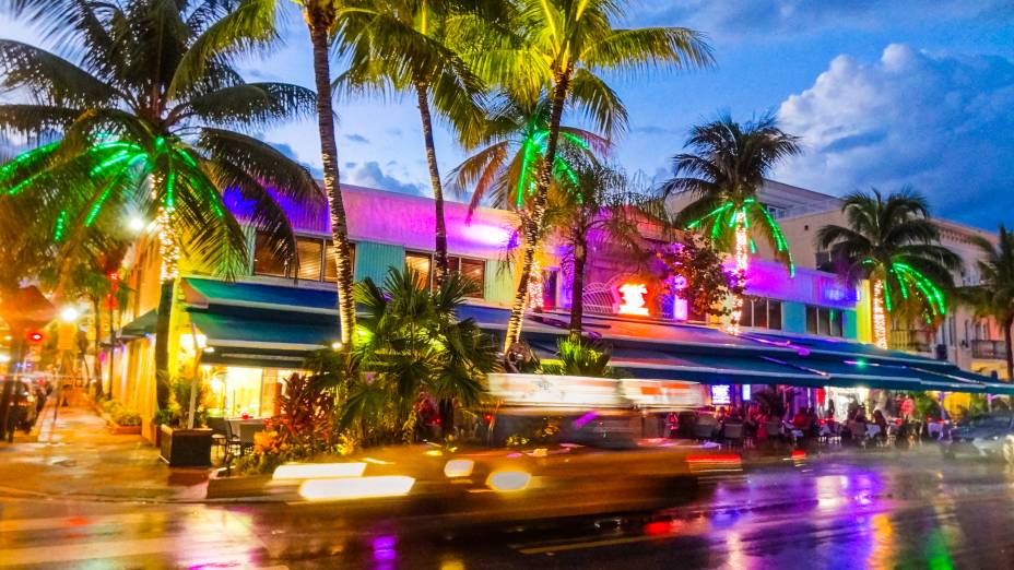 <strong>Ocean Drive, <a href="https://viajeaqui.abril.com.br/cidades/estados-unidos-miami" rel="Miami" target="_blank">Miami</a></strong>    Os coloridos prédios em estilo art déco da década de 1920 e os letreiros neon proporcionam um clima peculiar e charmoso à via. Tal ambientação só fica completa com os assíduos e bronzeados frequentadores das praias em frente