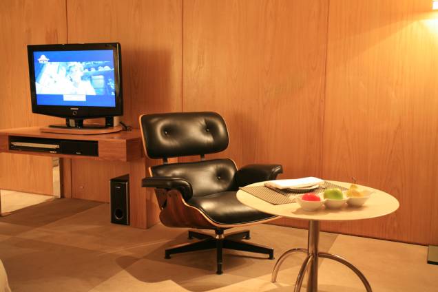<a href="https://viajeaqui.abril.com.br/estabelecimentos/br-sp-sao-paulo-hospedagem-emiliano" rel="Hotel Emiliano" target="_blank"><strong>Hotel Emiliano</strong></a> – <strong><a href="https://viajeaqui.abril.com.br/cidades/br-sp-sao-paulo" rel="São Paulo" target="_blank">São Paulo</a></strong> <strong><a href="https://viajeaqui.abril.com.br/estados/br-sao-paulo" rel="(SP)" target="_blank">(SP)</a></strong><br /><br />Une os melhores quartos de hotel de São Paulo à excelente localização, no trecho vip da <strong><a href="https://viajeaqui.abril.com.br/estabelecimentos/br-sp-sao-paulo-atracao-rua-oscar-freire" rel="Oscar Freire" target="_blank">Oscar Freire</a></strong>. Já na chegada dá para sentir o interesse em agradar os hóspedes: um funcionário abre as portas do carro e outro tira as malas do bagageiro. No lobby, o hóspede é chamado pelo nome e faz o check in tomando espumante. Um mordomo leva ao quarto, onde explica os serviços. E os mimos não acabam. O hóspede escolhe os travesseiros em um menu, ganha uma garrafa de vinho, doces e frutas no quarto e dispõe de mordomo para fazer e desfazer as malas. Antes das refeições no estrelado restaurante do hotel, os garçons oferecem uma taça de espumante, sem custo adicional. <a href="https://viajeaqui.abril.com.br/estabelecimentos/br-sp-sao-paulo-hospedagem-emiliano" rel="Hotel Emiliano" target="_blank"><strong>Hotel Emiliano</strong></a> – <strong><a href="https://viajeaqui.abril.com.br/cidades/br-sp-sao-paulo" rel="São Paulo" target="_blank">São Paulo</a></strong> <strong><a href="https://viajeaqui.abril.com.br/estados/br-sao-paulo" rel="(SP)" target="_blank">(SP)</a></strong><br /><br />Une os melhores quartos de hotel de São Paulo à excelente localização, no trecho vip da <strong><a href="https://viajeaqui.abril.com.br/estabelecimentos/br-sp-sao-paulo-atracao-rua-oscar-freire" rel="Oscar Freire" target="_blank">Oscar Freire</a></strong>. Já na chegada dá para sentir o interesse em agradar os hóspedes: um funcionário abre as portas do carro e outro tira as malas do bagageiro. No lobby, o hóspede é chamado pelo nome e faz o check in tomando espumante. Um mordomo leva ao quarto, onde explica os serviços. E os mimos não acabam. O hóspede escolhe os travesseiros em um menu, ganha uma garrafa de vinho, doces e frutas no quarto e dispõe de mordomo para fazer e desfazer as malas. Antes das refeições no estrelado restaurante do hotel, os garçons oferecem uma taça de espumante, sem custo adicional.