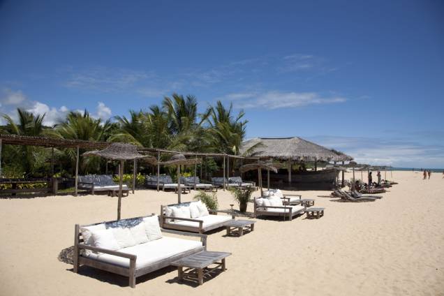 <a href="https://viajeaqui.abril.com.br/estabelecimentos/br-ba-trancoso-hospedagem-uxua" rel="Uxua" target="_blank"><strong>Uxua</strong></a> – <a href="https://viajeaqui.abril.com.br/cidades/br-ba-trancoso" rel="Trancoso" target="_blank"><strong>Trancoso</strong></a> <strong><a href="https://viajeaqui.abril.com.br/estados/br-bahia" rel="(BA)" target="_blank">(BA)</a></strong><br /> <br /> Do lado de fora, o Uxua é apenas uma diminuta casinha colorida do Quadrado, a vila central de Trancoso. Mas basta entrar nele para ser arrebatado pelo conforto. As acomodações são antigas casas de pescadores, restauradas e equipadas com cama king-size, DVD, caixa de som para iPod e móveis de madeira de demolição. Perto delas fica a piscina, revestida por pastilhas de quartzo verde. Concierges estão à disposição dos hóspedes e o café da manhã pode ser servido no quarto. <a href="https://viajeaqui.abril.com.br/estabelecimentos/br-ba-trancoso-hospedagem-uxua" rel="Uxua" target="_blank"><strong>Uxua</strong></a> – <a href="https://viajeaqui.abril.com.br/cidades/br-ba-trancoso" rel="Trancoso" target="_blank"><strong>Trancoso</strong></a> <strong><a href="https://viajeaqui.abril.com.br/estados/br-bahia" rel="(BA)" target="_blank">(BA)</a></strong><br /> <br /> Do lado de fora, o Uxua é apenas uma diminuta casinha colorida do Quadrado, a vila central de Trancoso. Mas basta entrar nele para ser arrebatado pelo conforto. As acomodações são antigas casas de pescadores, restauradas e equipadas com cama king-size, DVD, caixa de som para iPod e móveis de madeira de demolição. Perto delas fica a piscina, revestida por pastilhas de quartzo verde. Concierges estão à disposição dos hóspedes e o café da manhã pode ser servido no quarto.