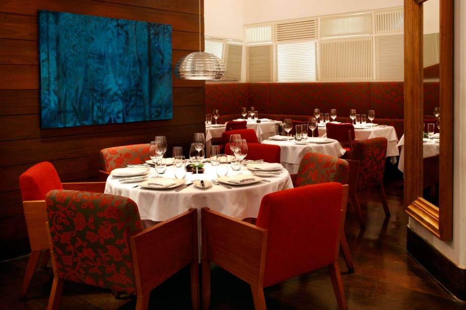 Sal&atilde;o do restaurante Olympe