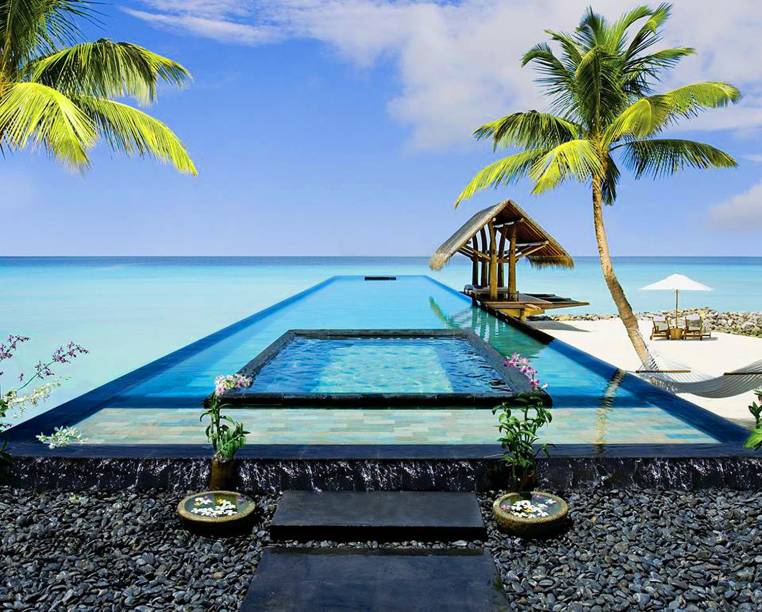 A natureza exuberante que marca a região é um atrativo e tanto. Por aqui, há tendas e cabanas confortáveis para um descanso – e atraem muitos casais apaixonados. Todos os quartos possuem uma espécie de praia particular <em><a href="https://www.booking.com/hotel/mv/one-and-only-reethi-rah.pt-br.html?aid=332455&label=viagemabril-as-piscinas-mais-incriveis-do-mundo" target="_blank">Veja os preços do One & Only Reethi Rah no Booking.com</a></em> A natureza exuberante que marca a região é um atrativo e tanto. Por aqui, há tendas e cabanas confortáveis para um descanso – e atraem muitos casais apaixonados. Todos os quartos possuem uma espécie de praia particular <em><a href="https://www.booking.com/hotel/mv/one-and-only-reethi-rah.pt-br.html?aid=332455&label=viagemabril-as-piscinas-mais-incriveis-do-mundo" target="_blank">Veja os preços do One & Only Reethi Rah no Booking.com</a></em>