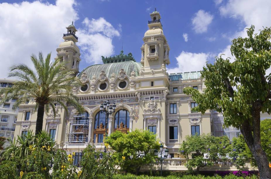 <strong><a href="https://www.opera.mc/" target="_blank" rel="noopener">&Oacute;pera Monte Carlo</a>, <a href="https://viajeaqui.abril.com.br/paises/monaco" target="_blank" rel="noopener">M&ocirc;naco</a></strong> Assim como a &Oacute;pera de Paris, essa bel&iacute;ssima e elegante edifica&ccedil;&atilde;o foi erguida pelo arquiteto Charles Garnier. Foi inaugurada em 1870, sob a supervis&atilde;o do Pr&iacute;ncipe Carlos III de M&ocirc;naco. Localizado em uma regi&atilde;o privilegiada, bem pr&oacute;xima &agrave; impon&ecirc;ncia do Mar Mediterr&acirc;neo, o teatro surpreende pela riqueza de detalhes em seu interior, repleto de pinturas fascinantes. Restaurado em 2004, o edif&iacute;cio &eacute; palco de concertos, recitais e, naturalmente, &oacute;peras que fizeram hist&oacute;ria, como <em>La Wally</em>, de Alfredo Catalani, e <em>Tosca</em>, de Giacomo Puccini