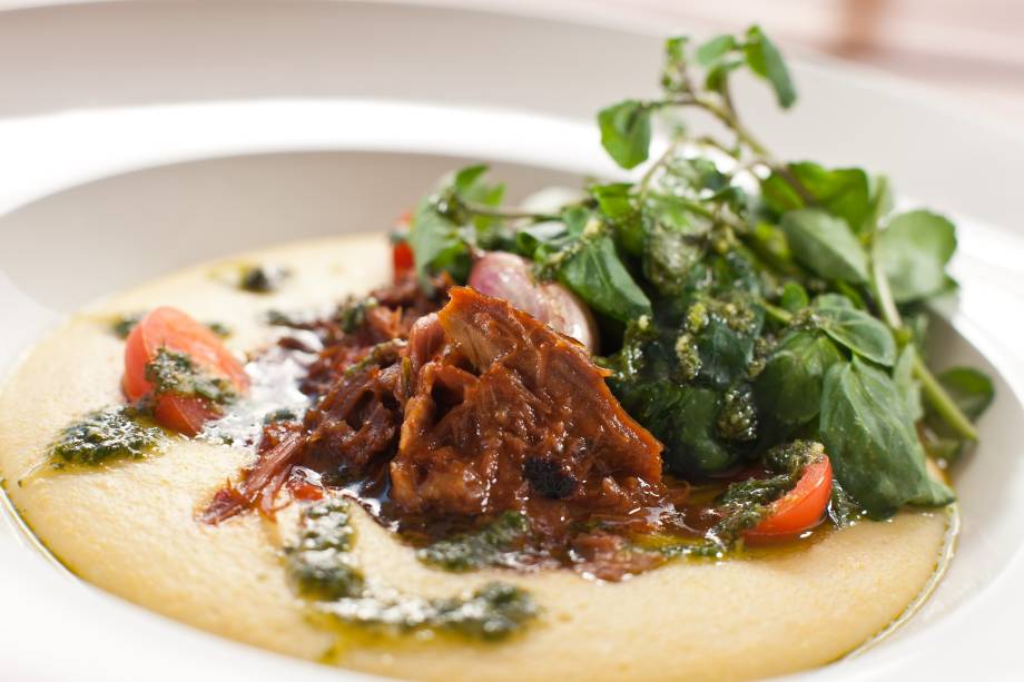 Ragu de cordeiro com poleta cremosa, tomate cereja e alho Confit, prato principal servido no estrelado <a href="https://viajeaqui.abril.com.br/estabelecimentos/br-sp-sao-paulo-restaurante-o-pote-do-rei" rel="O Pote do Rei"><strong>O Pote do Rei</strong></a>, na Restaurant Week em São Paulo