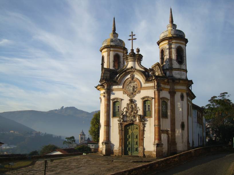 <strong>4. Ouro Preto (5 dias)</strong>Estacione o carro, alongue as pernas e encare quantas ladeiras puder: a antiga Vila Rica esbanja cultura com o maior conjunto arquitetônico barroco do país. Tanta história, representada por igrejas e museus, contrasta com bares cheios de universitários.