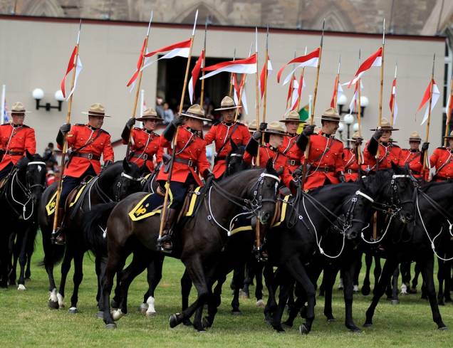 Durante as comemorações do Dia do Canadá, há desfiles da polícia montada, pessoas lotam os parques e há shows de fogos de artifício Durante as comemorações do Dia do Canadá, há desfiles da polícia montada, pessoas lotam os parques e há shows de fogos de artifício
