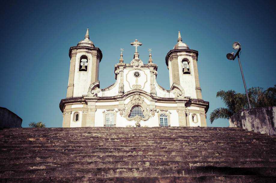 As ladeiras íngremes com calçamento de pedra levam a inúmeras igrejas com entalhes do escultor Aleijadinho (como ficou conhecido Antônio Francisco Lisboa, que sofria de hanseníase) e afrescos do Mestre Manoel da Costa Ataíde, casarões coloniais, o Museu da Inconfidência, a Praça Tiradentes e lojinhas de pedras semipreciosas extraídas na região. As antigas minas de ouro também podem ser visitadas, além do Pico do Itacolomy, localizado em um Parque Nacional que preserva uma parte da Mata Atlântica.