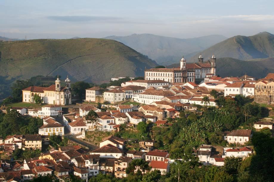 Ouro Preto é reconhecida pela UNESCO como Patrimônio Cultural da Humanidade e está a 95 km de <a href="https://beta-develop.viagemeturismo.abril.com.br/tudo-sobre/belo-horizonte/" target="_blank" rel="noopener">Belo Horizonte</a>. O município nasceu em 1711, com o nome de Vila Rica. Poucos anos depois, em 1720, foi escolhida como a capital da capitania das Minas Gerais. Durante o ciclo do ouro do Brasil colonial, a cidade era o mais importante centro econômico e político do país