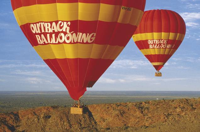 A costa australiana reserva um grande platô com terras avermelhadas e vegetação seca, e a essência da <a href="https://beta-develop.viagemeturismo.abril.com.br/paises/australia-2/">Austrália</a> aborígene está lá. Um vôo sobre o <a href="https://beta-develop.viagemeturismo.abril.com.br/cidades/outback/">Outback</a> pode esclarecer a importância do <a href="https://beta-develop.viagemeturismo.abril.com.br/atracao/uluru/" target="_blank">Uluru</a>, o maior monólito do mundo. Com alguma sorte os cangurus aparecem lá embaixo. A costa australiana reserva um grande platô com terras avermelhadas e vegetação seca, e a essência da <a href="https://beta-develop.viagemeturismo.abril.com.br/paises/australia-2/">Austrália</a> aborígene está lá. Um vôo sobre o <a href="https://beta-develop.viagemeturismo.abril.com.br/cidades/outback/">Outback</a> pode esclarecer a importância do <a href="https://beta-develop.viagemeturismo.abril.com.br/atracao/uluru/" target="_blank">Uluru</a>, o maior monólito do mundo. Com alguma sorte os cangurus aparecem lá embaixo.