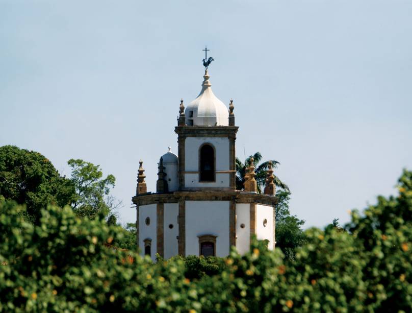 <strong>Igreja Nossa Senhora da Glória do Outeiro:</strong> com formato octogonal, a igreja preserva azulejos do escultor mineiro Mestre Valentim, o altar original e uma arca do século 18. Em 5 de agosto o vestido da santa é trocado durante a missa.