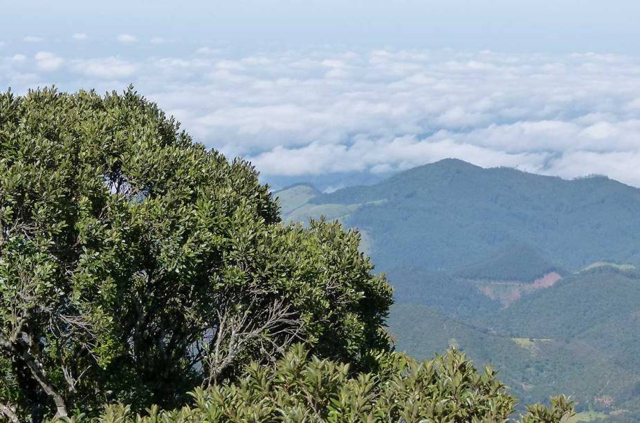 Quando as nuvens permitem, também é possível ver a cidade de São José dos Campos (SP), que fica ali pertinho