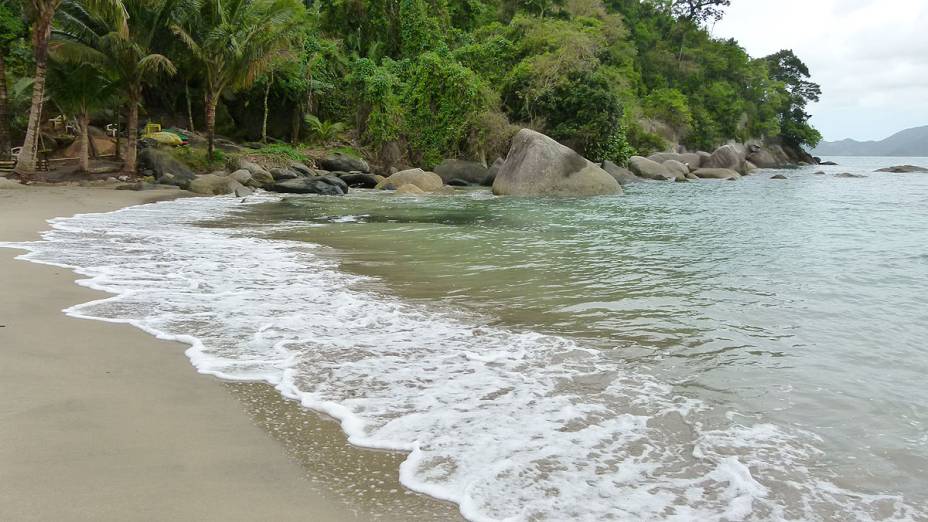 A Praia de Castelhanos, num dia de calmaria - o local, considerado um dos mais belos da cidade, é ideal para a prática de surfe