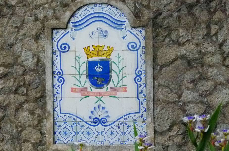 Brasão da cidade, incrustado em um monumento, no centro de Ilhabela