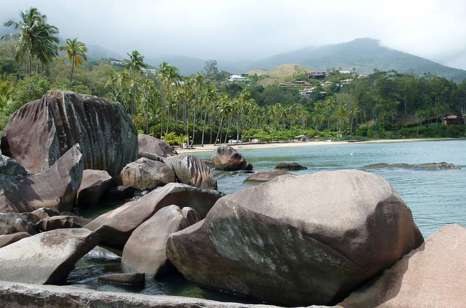 As pedras da Praia do Sino, também conhecida como praia Garapocaia