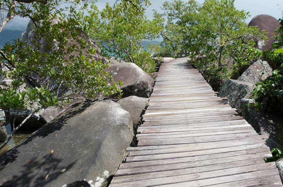 Píer que leva às pedras que soam como sinos, quando marteladas