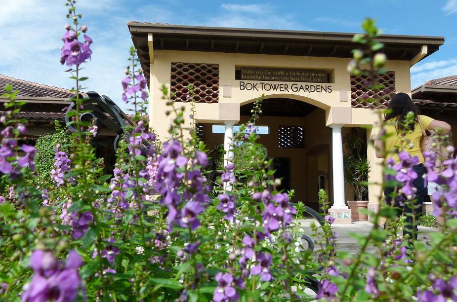 <strong>Bok Tower Gardens</strong>                                                            Entrada da Bok Tower Gardens, que guarda uma enorme coleção de plantas exóticas, além de 30 espécies raras de várias partes do mundo