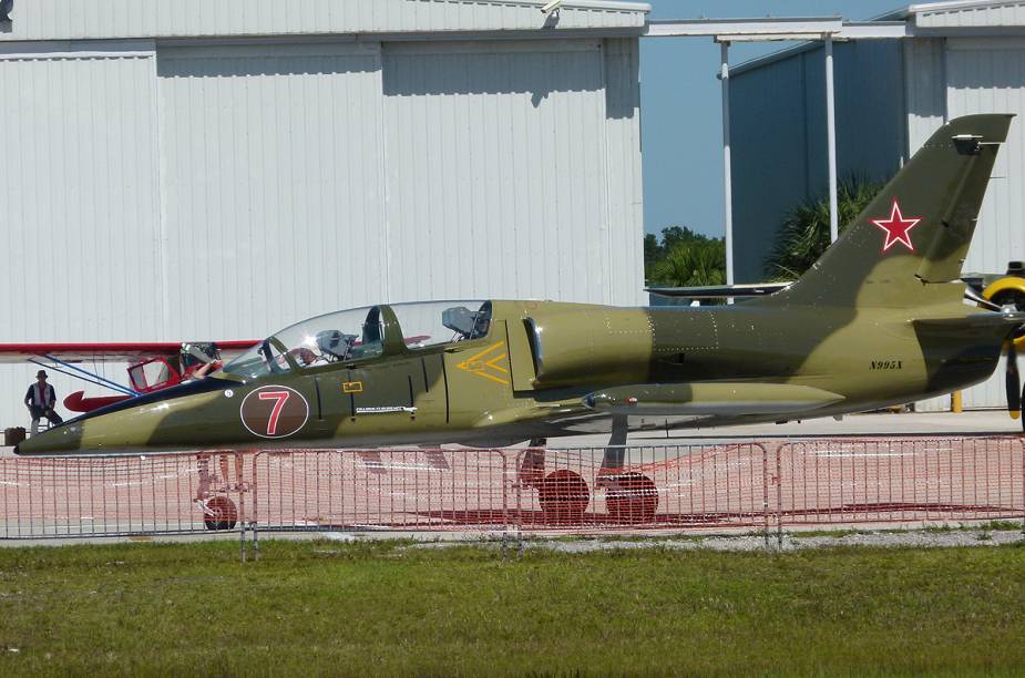 O jato modelo Aero L-39 Albatros foi desenvolvido na Tchecoslováquia durante os anos 1960 e hoje é amplamente utilizado por forças aéreas de vários países para treinamento de pilotos