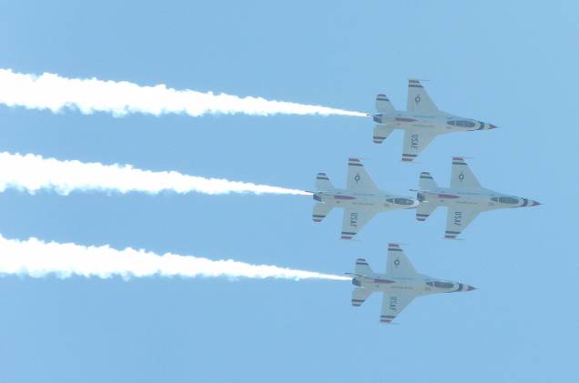 Um programa comum nas manhãs de sábado e domingo para uma típica família norte-americana é assistir ao show dos Thunderbirds - o esquadrão que da Força Aérea que demonstra manobras mirabolantes em caças F-16 Um programa comum nas manhãs de sábado e domingo para uma típica família norte-americana é assistir ao show dos Thunderbirds - o esquadrão que da Força Aérea que demonstra manobras mirabolantes em caças F-16