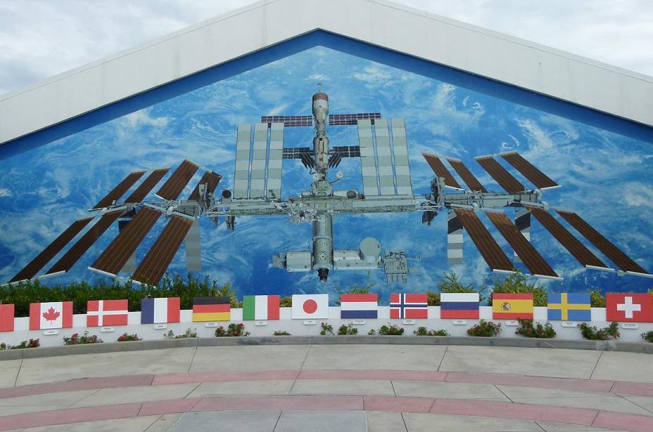 Foto da Estação Espacial Internacional decora as paredes de um dos prédios do Kennedy Space Center