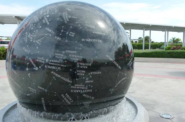 Na Constellation Sphere Plaza, uma esfera de granito de nove toneladas reproduz a abóbada celeste e gira livremente sobre uma fonte de água Na Constellation Sphere Plaza, uma esfera de granito de nove toneladas reproduz a abóbada celeste e gira livremente sobre uma fonte de água