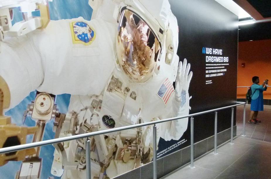 A entrada para o Space Shuttle Atlantis é decorada com painéis cheios de frases de efeito e fotos incríveis