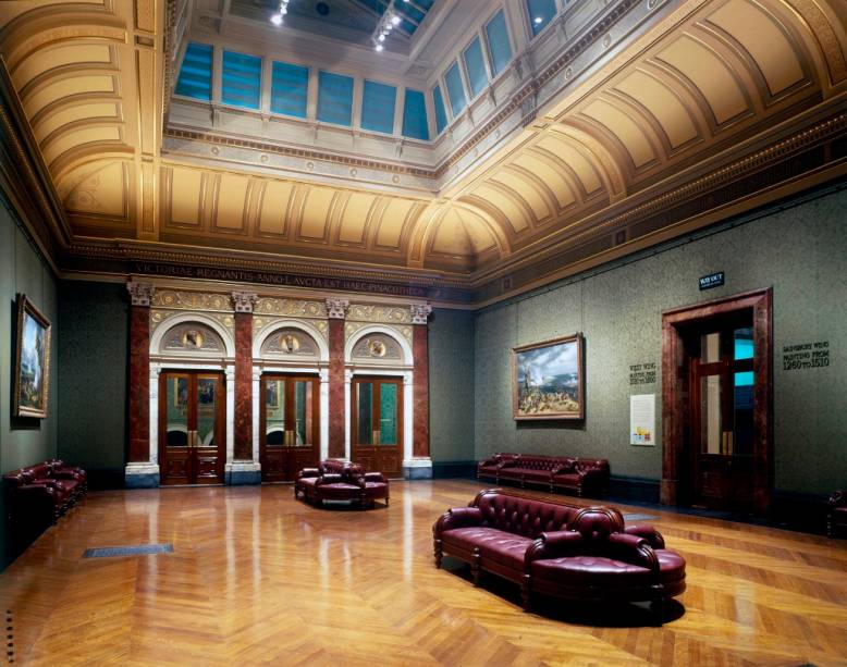 Na Trafalgar Square, o museu londrino é uma das referências da Europa e expõe obras relevantes dos séculos 13 ao 20, com trabalhos de quase todos os renascentistas, impressionistas e modernistas mais importantes. <strong>Grátis diariamente.</strong> Na Trafalgar Square, o museu londrino é uma das referências da Europa e expõe obras relevantes dos séculos 13 ao 20, com trabalhos de quase todos os renascentistas, impressionistas e modernistas mais importantes. <strong>Grátis diariamente.</strong>